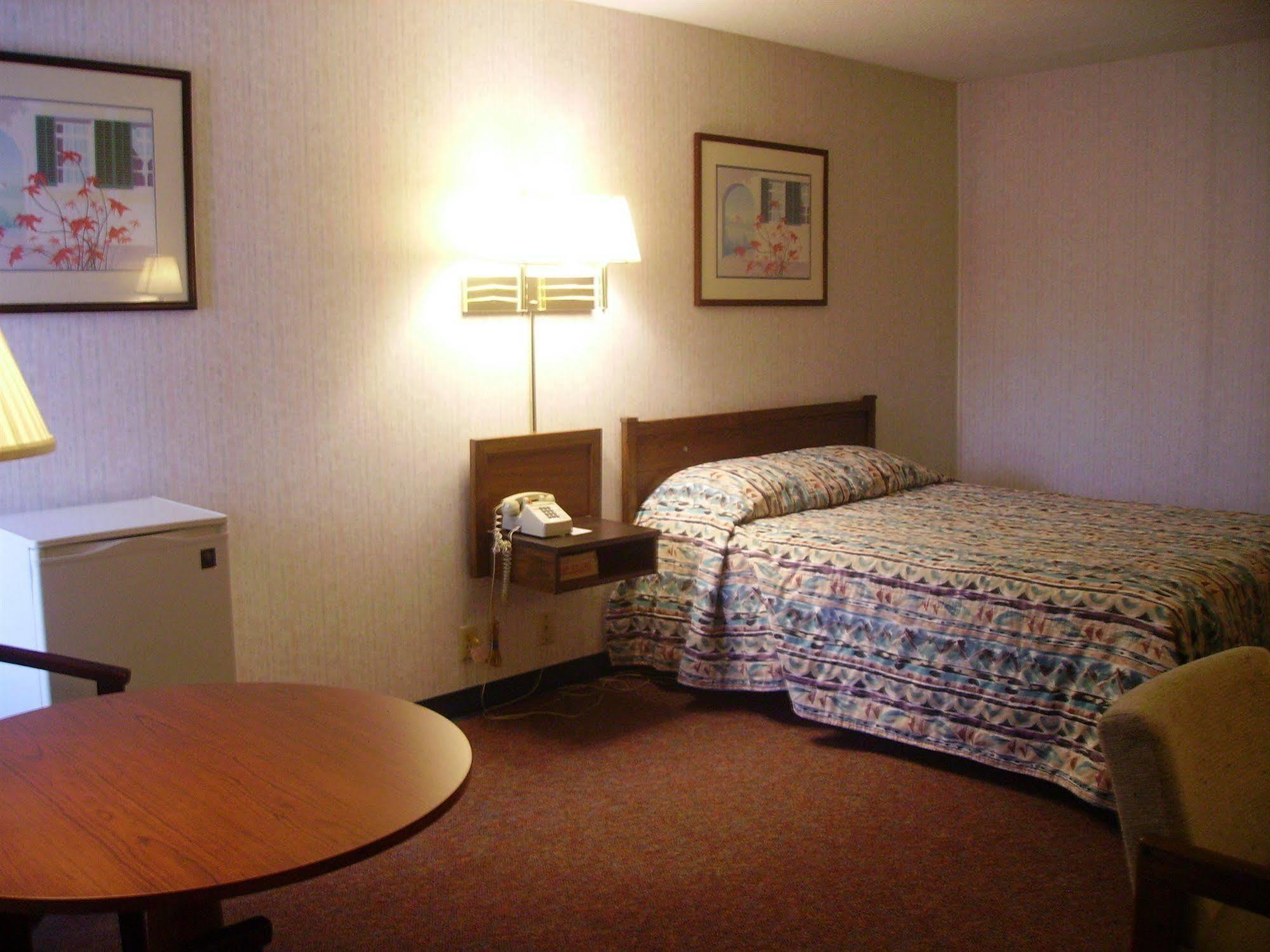 Red Carpet Inn Fanta Suites Hotel Greenwood Esterno foto
