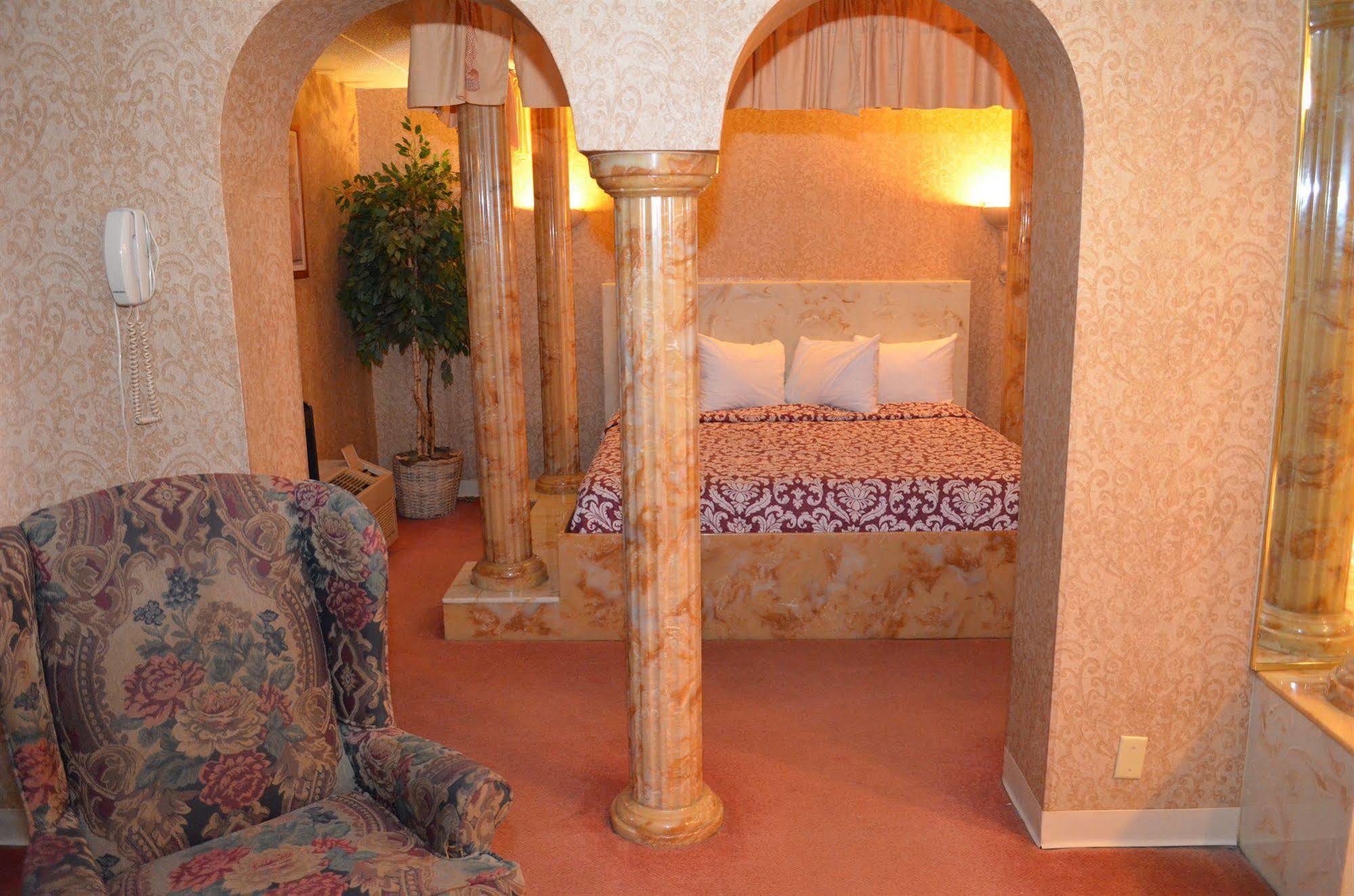 Red Carpet Inn Fanta Suites Hotel Greenwood Esterno foto