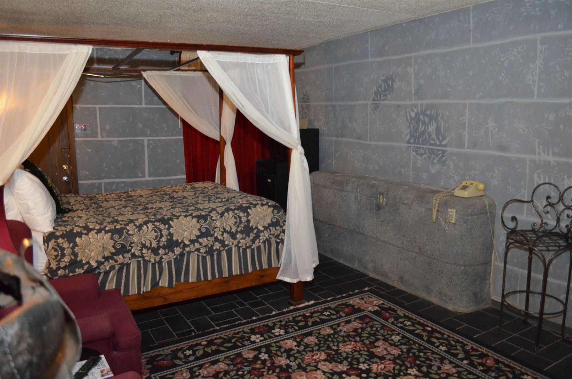 Red Carpet Inn Fanta Suites Hotel Greenwood Esterno foto