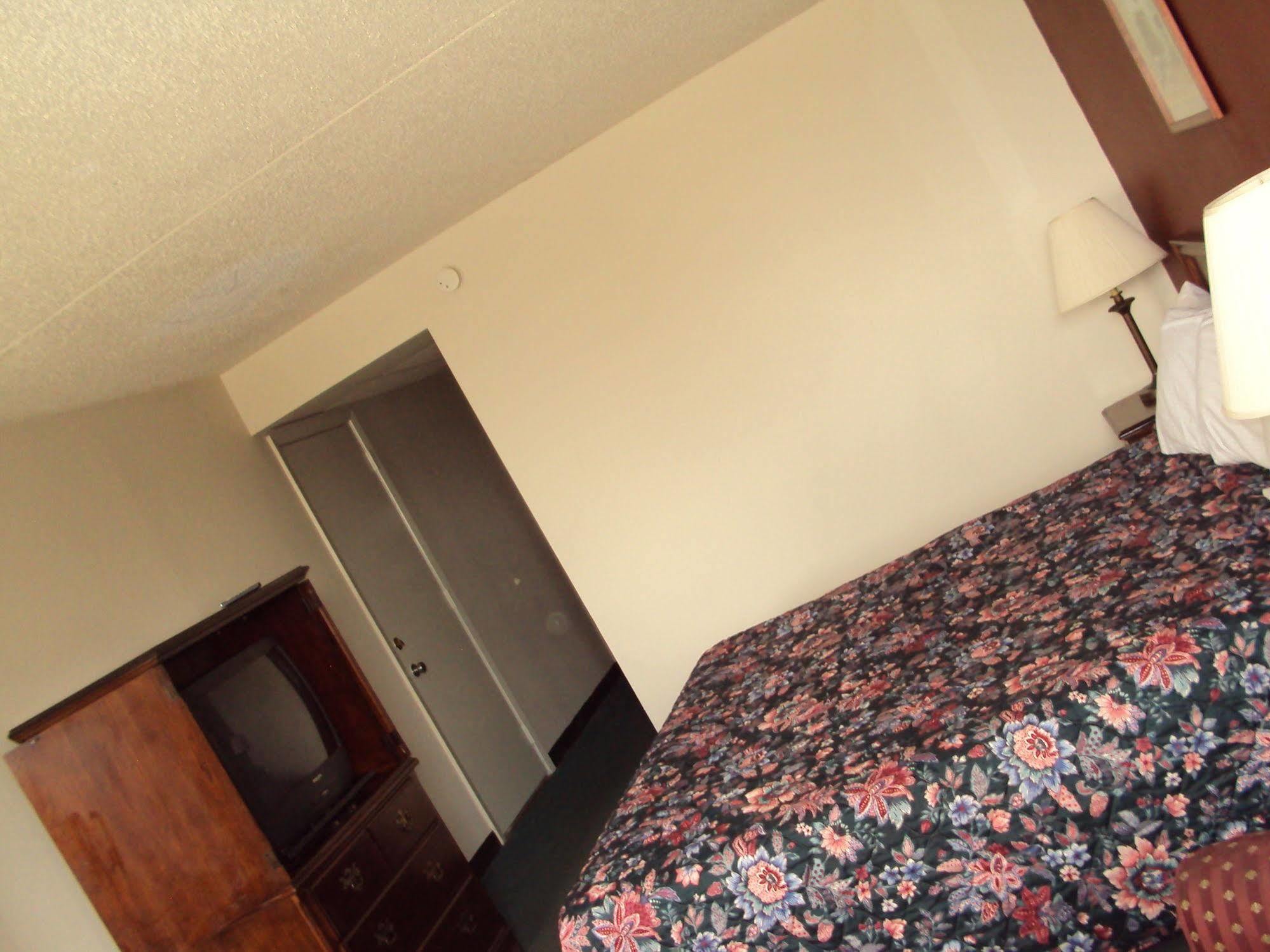 Red Carpet Inn Fanta Suites Hotel Greenwood Esterno foto