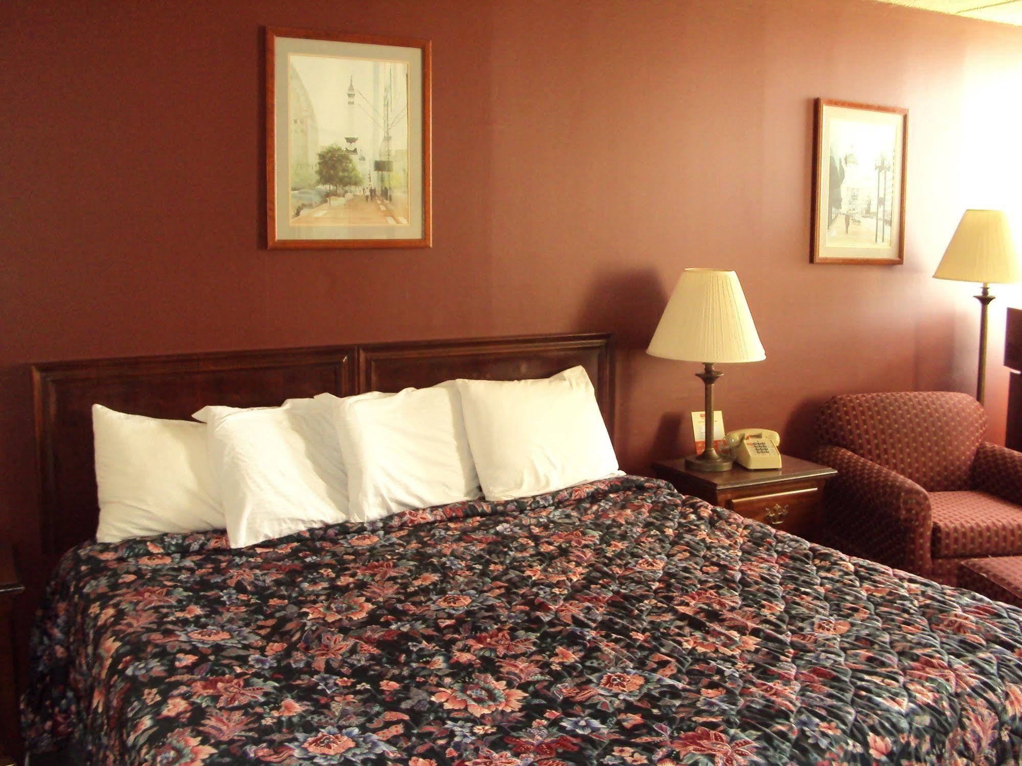 Red Carpet Inn Fanta Suites Hotel Greenwood Esterno foto
